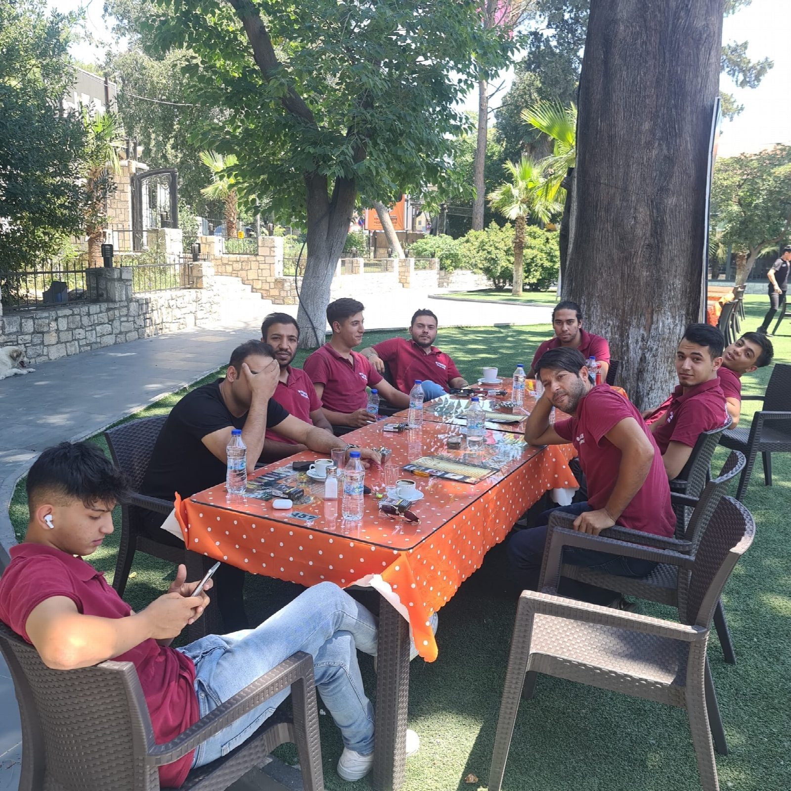 İzmir Teknik saha ekibi, üniformalı teknisyenler bir arada